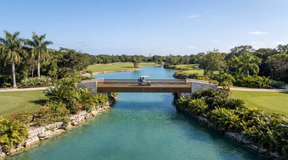 Puente de madera cruzando el lago del campo de golf de Country Lakes con un carrito de golf