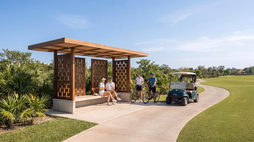 Pérgola de descanso junto al campo de golf con personas y bicicletas